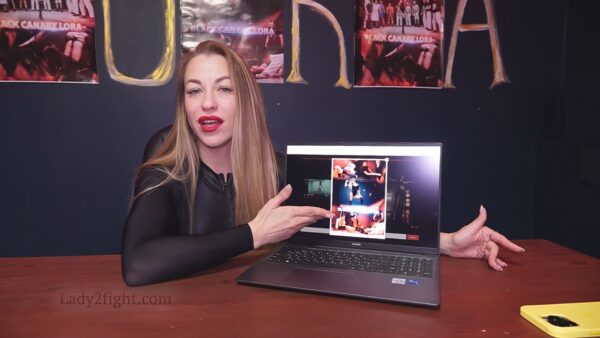 Black Canary Lora meets her fans - Image 5