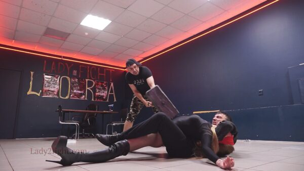 Black Canary Lora meets her fans - Image 23
