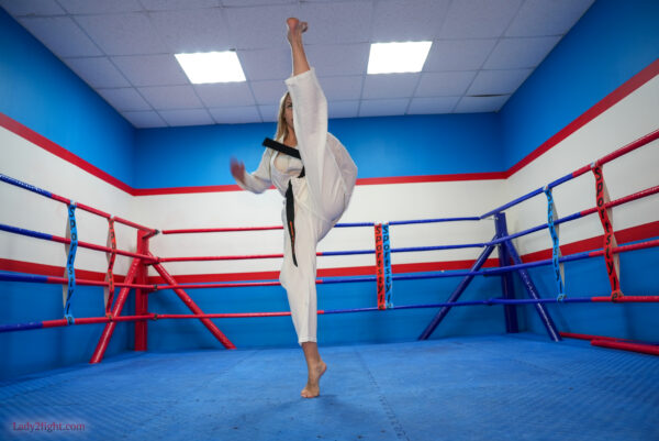 Underground Queens: Lora vs Sarah - Image 7